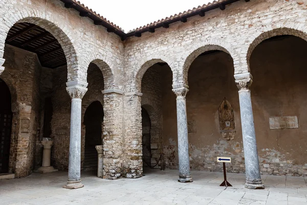 Pilares en el atrio de la iglesia de Eufrates en Porec, Croacia —  Fotos de Stock