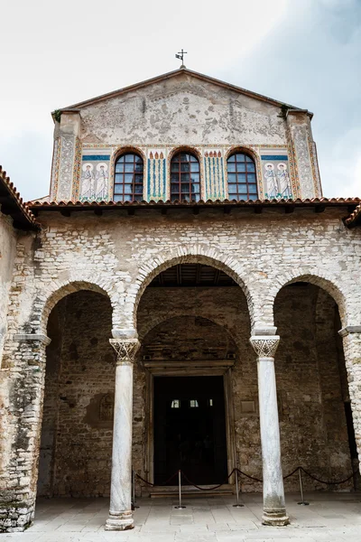 苏斯教堂中庭的 porec，克罗地亚 — 图库照片