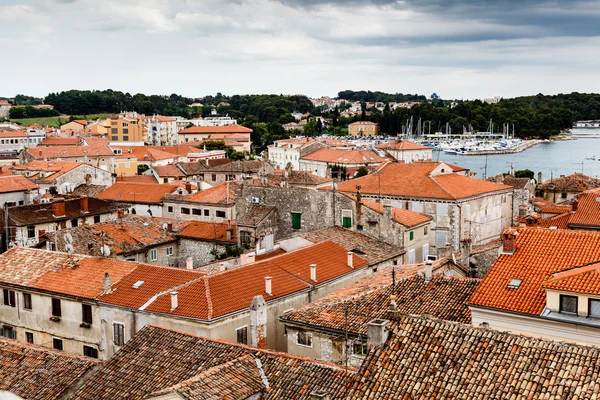 Panoramisch uitzicht op de rode daken van Porec, Kroatië — Stockfoto