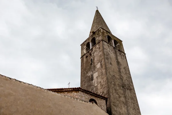 Campanario de la Iglesia de Eufrates en Porec, Croacia — Foto de Stock