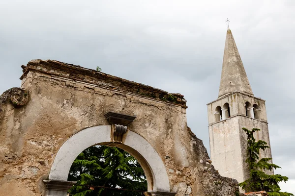 在 porec，克罗地亚苏斯教堂的钟塔 — 图库照片
