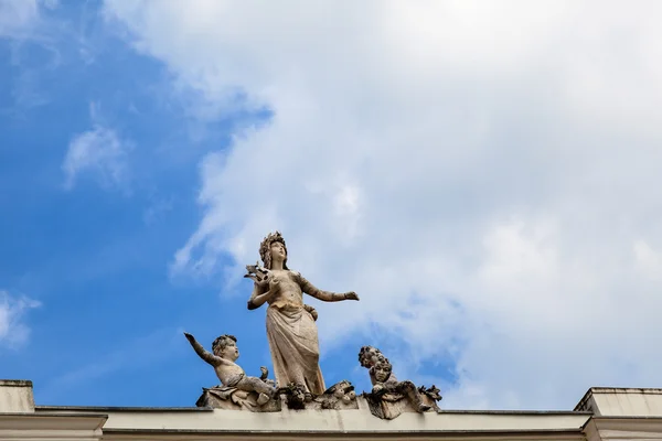 Статуи на вершине дворца в Порече, Хорватия — стоковое фото