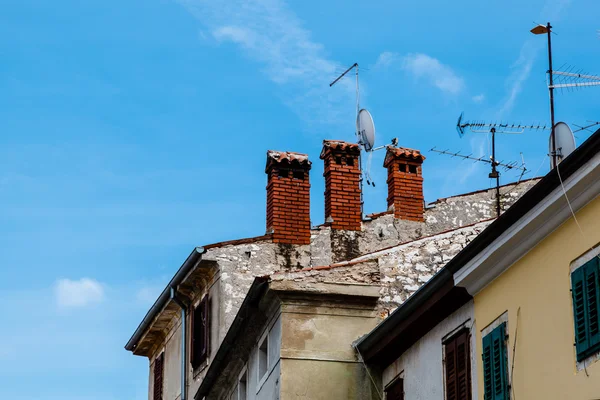 Tre röda skorstenarna på taket i porec, Kroatien — Stockfoto