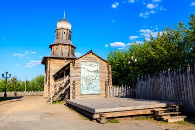 tomsk, Rusya şehir içinde tepe üzerinde ahşap kilise