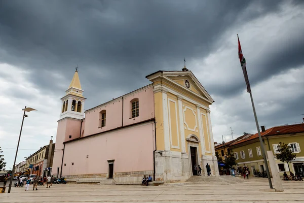 Campanario e Iglesia Porec en Croacia — Foto de Stock