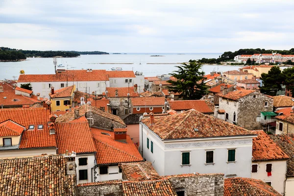 Panoramatický pohled na červené střechy Poreče, Chorvatsko — Stock fotografie