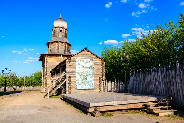 Igreja de madeira na colina na cidade de Tomsk, Rússia — Fotografia de Stock