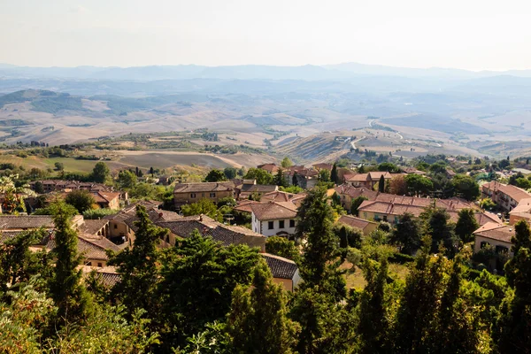 Çatılar ve peyzaj tusc içinde küçük bir kasabada bir Volterra görünümü — Stok fotoğraf
