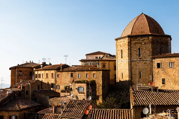 Cúpula y casas en la pequeña ciudad de Volterra en Toscana, Italia —  Fotos de Stock