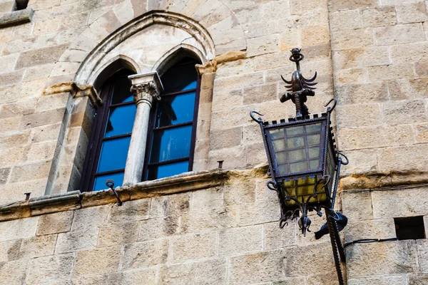 Starożytne latarni w priori kwadrat w volterra w Toskanii, to — Zdjęcie stockowe
