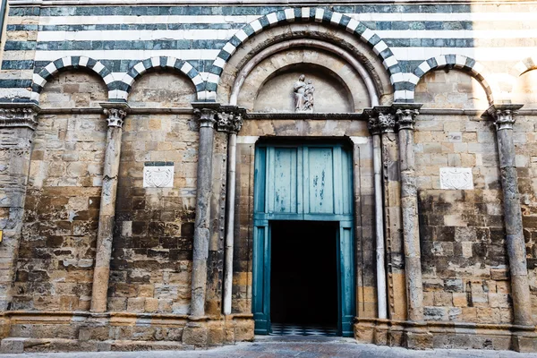 Украшенная бело-черная церковь в Вольтерре, Тоскана, Италия — стоковое фото
