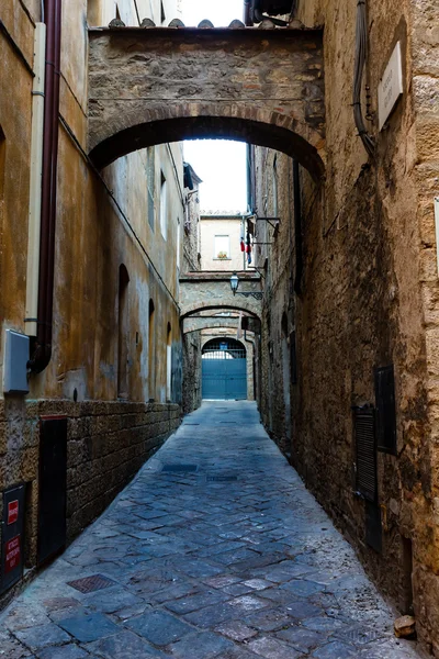 Rua estreita na cidade de Volterra, na Toscana, Itália — Fotografia de Stock