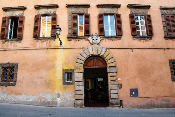 中世纪在沃尔泰拉在托斯卡纳，意大利的小镇上的房子 — 图库照片