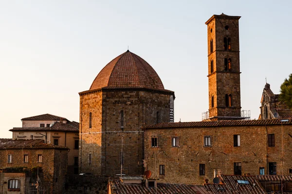 Naplemente a kis város Volterra Toszkánában, Olaszország — Stock Fotó