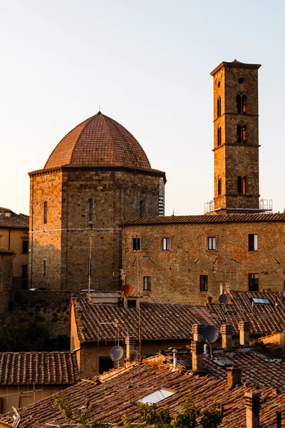 Pôr do sol na pequena cidade de Volterra, na Toscana, Itália — Fotografia de Stock