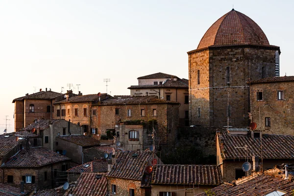Cúpula e casas na pequena cidade de Volterra, na Toscana, Itália — Fotografia de Stock