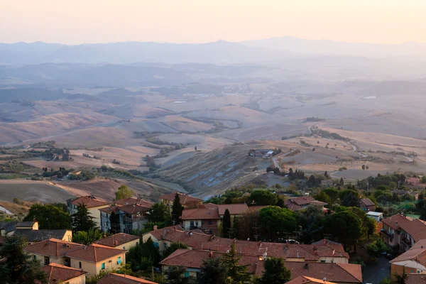 Çatılar ve peyzaj tuscan günbatımında bir küçük kasaba Volterra — Stok fotoğraf