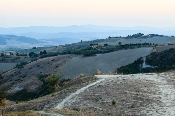 Пейзаж Тосканы и сельскохозяйственных полей, Италия — стоковое фото