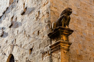 Aslan üzerinde ev cephe volterra, Toskana, İtalya