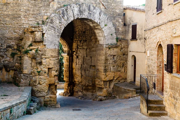 Via stretta e antica Porta Etrusca di Volterra in Italia — Foto Stock