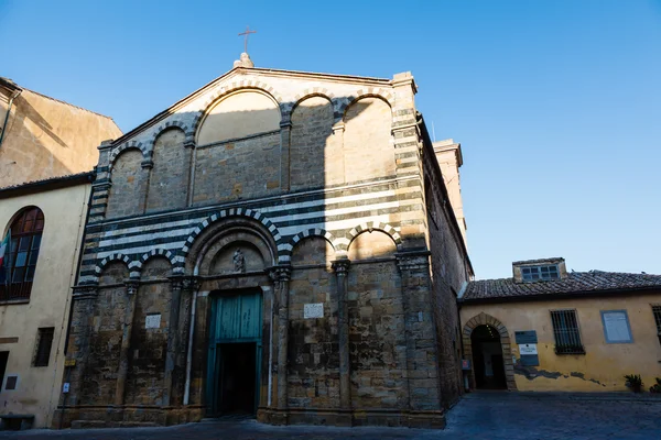 Ozdobné bílé a Černé kostel v volterra, Toskánsko, Itálie — Stock fotografie