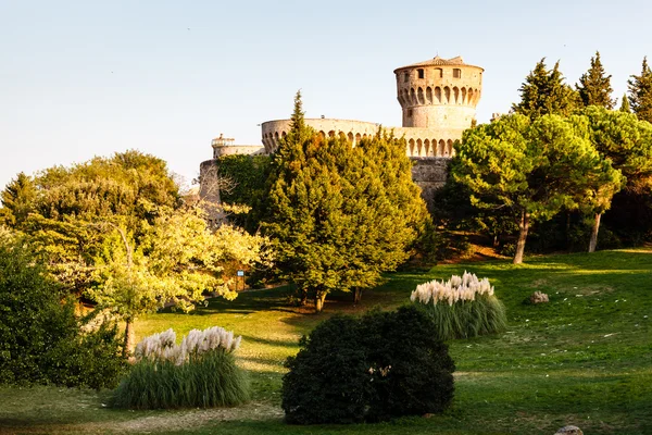 Medici hrad v parku v volterra, Toskánsko, Itálie — Stock fotografie