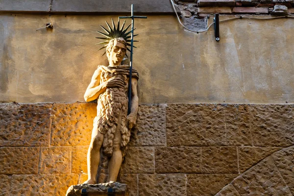 Statue an der Hausfassade in Volterra, Toskana, Italien — Stockfoto