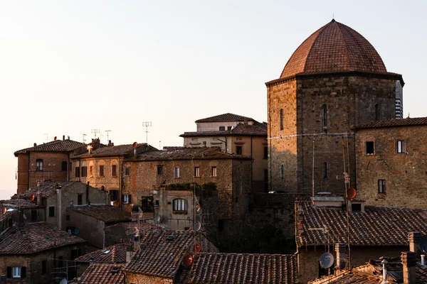 Este a kis város Volterra Toszkánában, Olaszország — Stock Fotó
