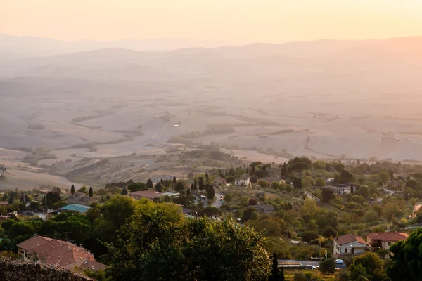 Gün batımı ve küçük kasaba Volterra tus günbatımında ışık ışınları — Stok fotoğraf