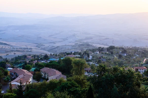 屋根やトスカーナの夕日の小さな町のヴォルテッラの風景 — ストック写真