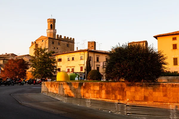 Pôr do sol na pequena cidade de Volterra, na Toscana, Itália — Fotografia de Stock