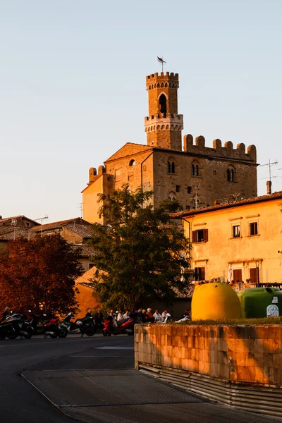 Puesta de sol en la pequeña ciudad de Volterra en Toscana, Italia —  Fotos de Stock
