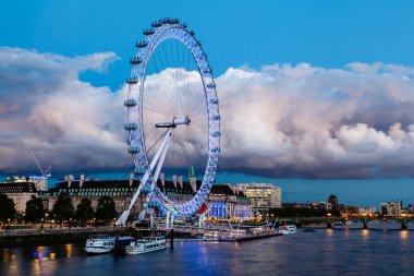 London eye ve Londra cityscape akşam, BM üzerinde büyük bulut