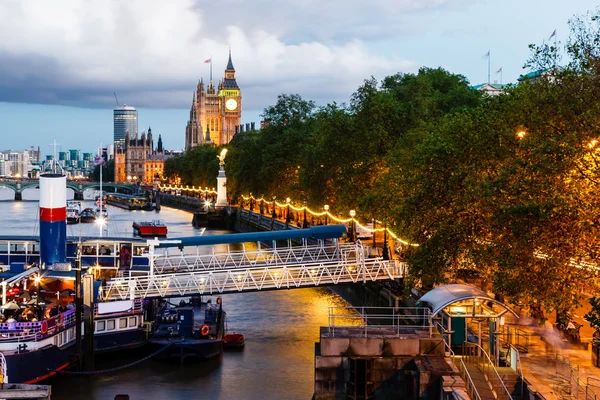 Big ben och westminster bridge på kvällen, london, united ki — Stockfoto
