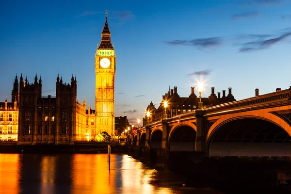英国ロンドンの夜のビッグ・ベンと国会議事堂 — ストック写真