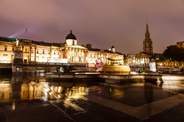 Krajowych galerii i trafalgar square w jednostka noc, Londyn, — Zdjęcie stockowe