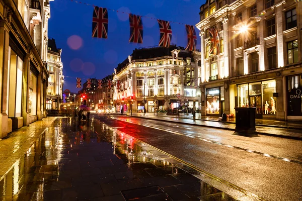 Oświetlony deszczowej ulicy w Londynie w nocy, Wielka Brytania — Zdjęcie stockowe