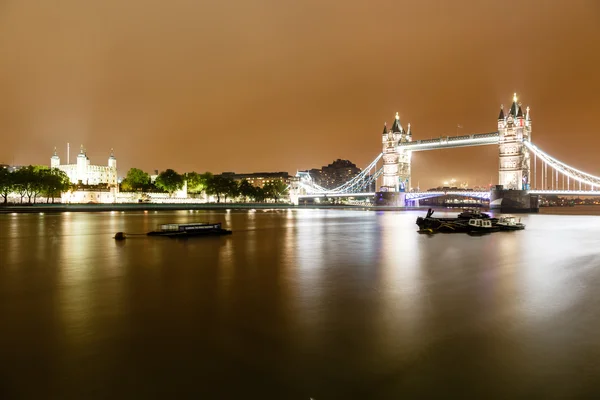 Tower Brifge e Tower of London nella notte della pioggia, Regno Unito — Foto Stock