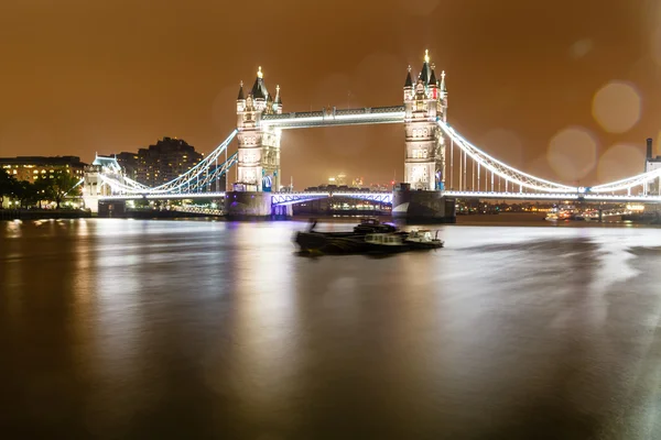 Wieża brifge z Londynu w deszczową noc, Wielka Brytania — Zdjęcie stockowe