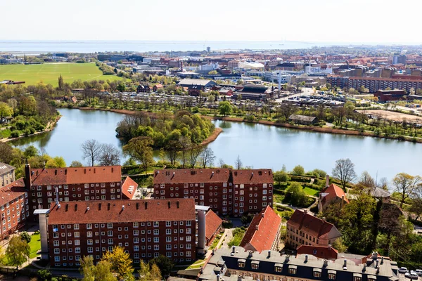 Вид с воздуха на крыши и каналы Копенгагена, Дания — стоковое фото