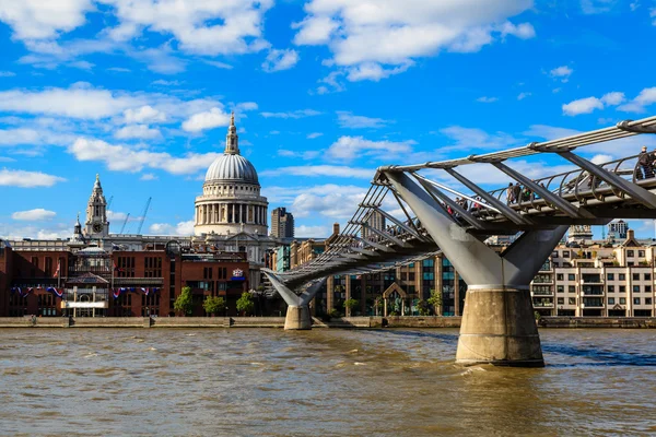 Millennium Bridge et la cathédrale Saint-Paul à Londres, Royaume-Uni — Photo