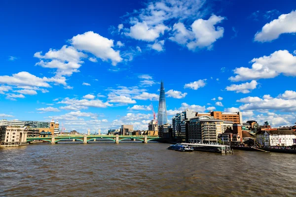 Thames River y Southwark Bridge en Londres, Reino Unido — Foto de Stock