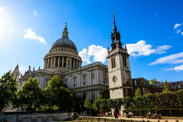 Szent Pál székesegyház, a london napsütéses napon, Egyesült Királyság — Stock Fotó