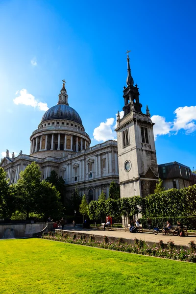 Saint paul's cathedral in Londen op zonnige dag, Verenigd Koninkrijk — Stockfoto
