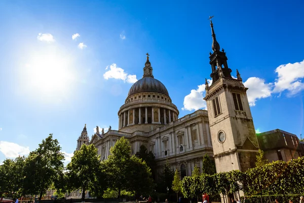 Saint Paul 's Cathedral in London on Sunny Day, United Kingdom — стоковое фото