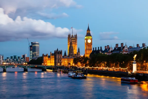 Big ben och westminster bridge på kvällen, london, united ki — Stockfoto