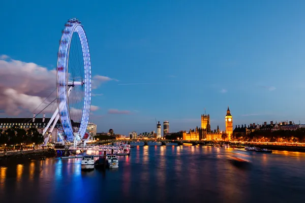 London eye, westminster bridge en de big ben in de avond, londo — Stockfoto