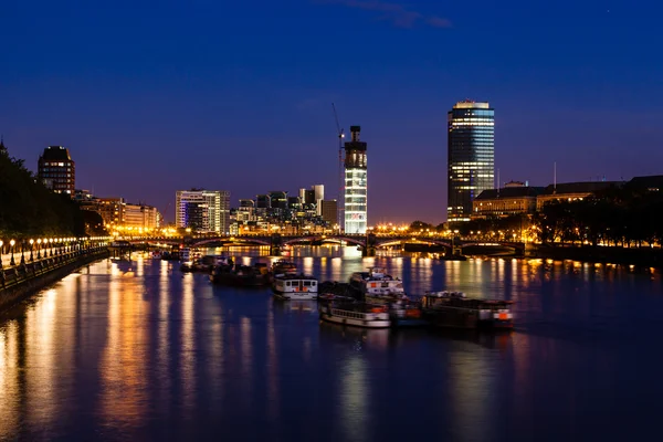 Thames River e London Cityscape in the Night, Regno Unito — Foto Stock