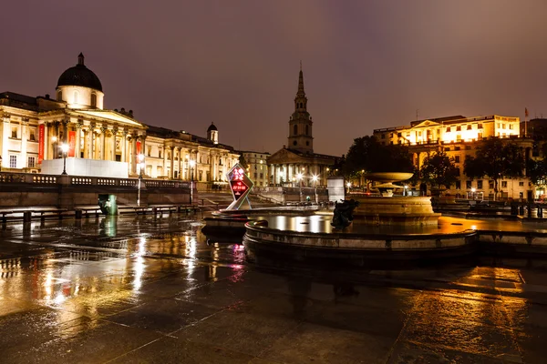 在晚上，伦敦，单位的国家画廊和特拉法加广场 — 图库照片