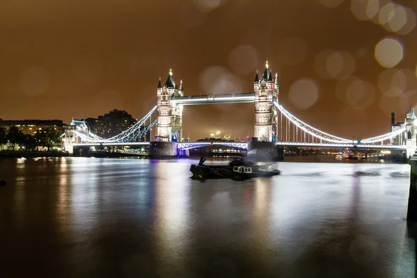 Tower bridge v Londýně v deštivé noci, Velká Británie — Stock fotografie